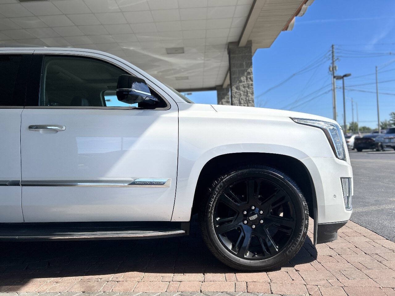 Used 2017 Cadillac Escalade ESV Luxury AWD/4WD image 19