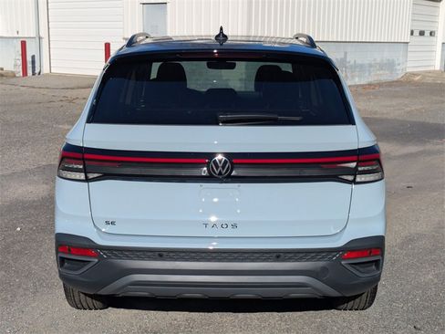 New 2026 Volkswagen Taos SE image 5