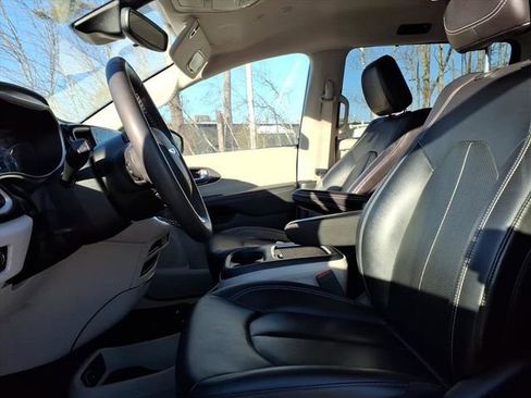 Used 2024 Chrysler Pacifica Touring-L image 7