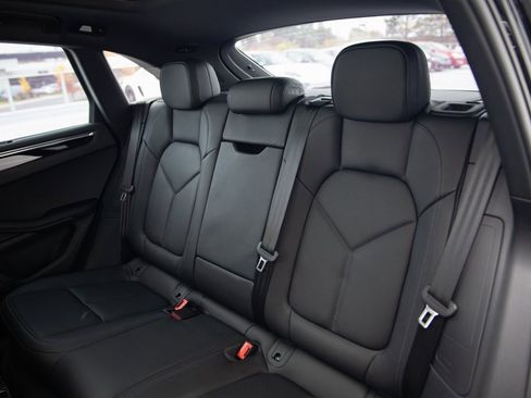 Certified 2025 Porsche Macan image 20