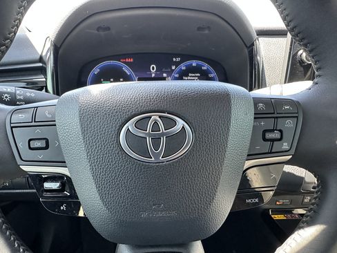 Used 2025 Toyota Camry XLE FWD image 23