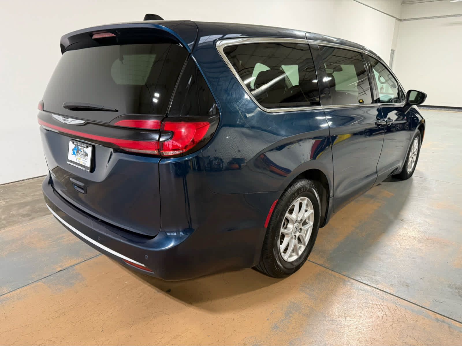 Used 2023 Chrysler Pacifica Touring-L FWD image 7