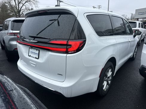New 2026 Chrysler Pacifica Select AWD/4WD image 16