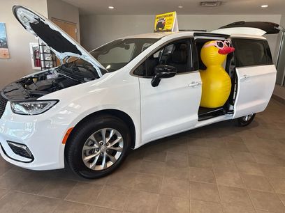 New 2026 Chrysler Pacifica Select