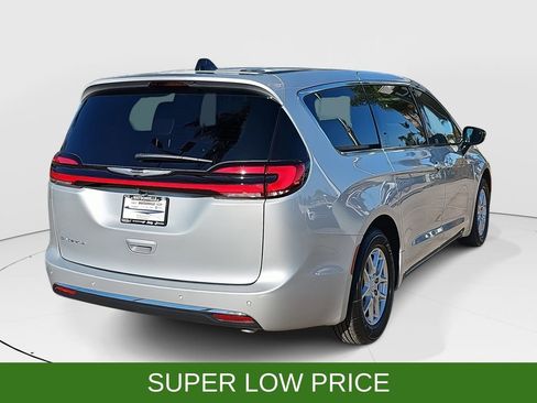 New 2026 Chrysler Pacifica Select image 3