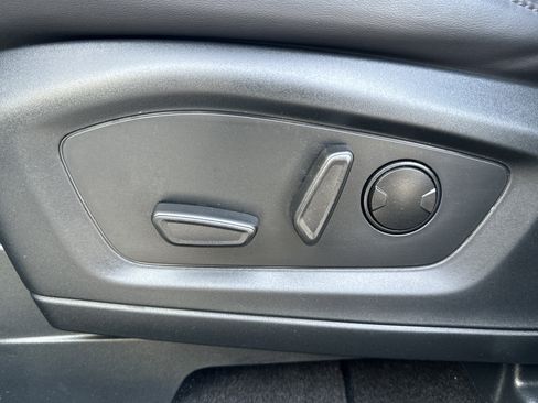 Used 2024 Ford Explorer XLT w/ Equipment Group 202A image 21