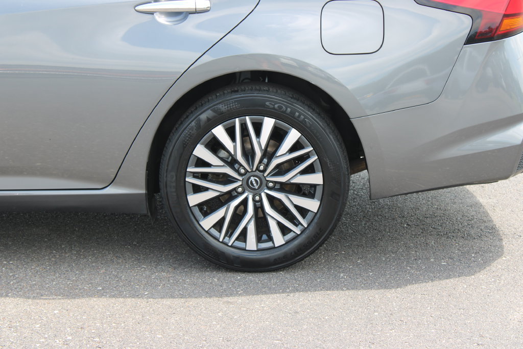 Used 2024 Nissan Altima 2.5 SV FWD image 18