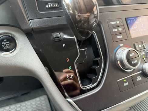 Used 2016 Toyota Sienna Limited image 19