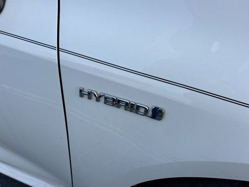 Used 2021 Toyota Corolla LE image 3