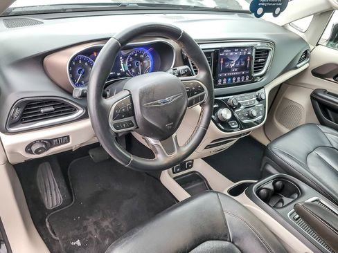 Used 2018 Chrysler Pacifica Touring-L Plus w/ Tire & Wheel Group image 8