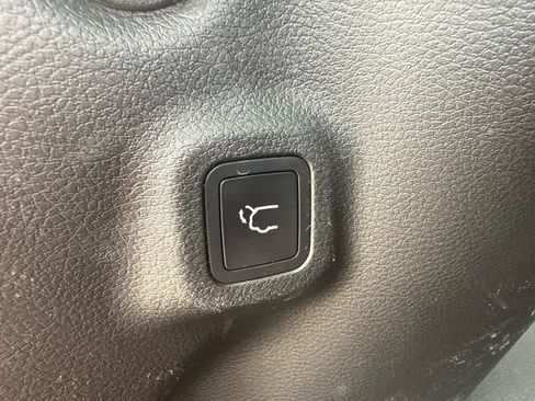 Used 2025 Jeep Compass Latitude w/ Convenience Group AWD/4WD image 16
