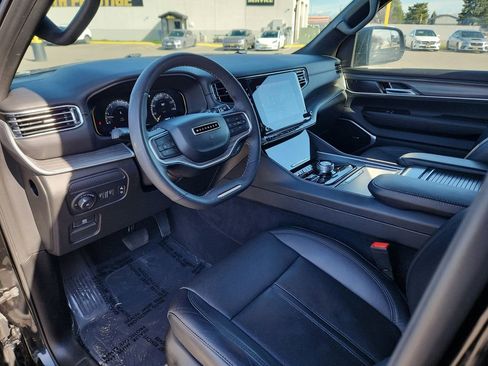 Used 2024 Jeep Wagoneer L Series II w/ Flexible Seating Group AWD/4WD image 17