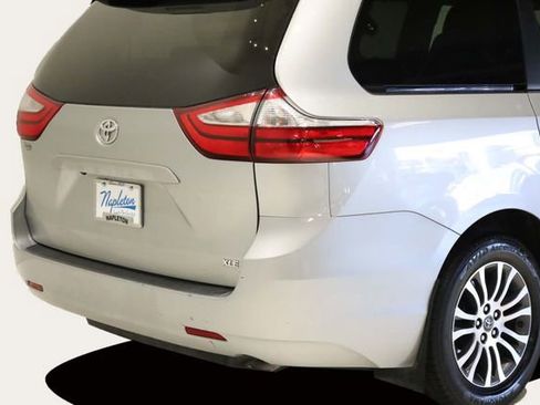 Used 2019 Toyota Sienna L image 6