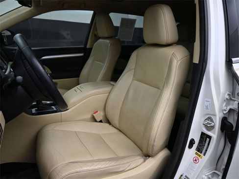 Used 2014 Toyota Highlander XLE image 15