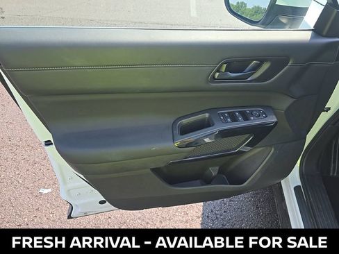 Used 2025 Nissan Pathfinder SV FWD image 8