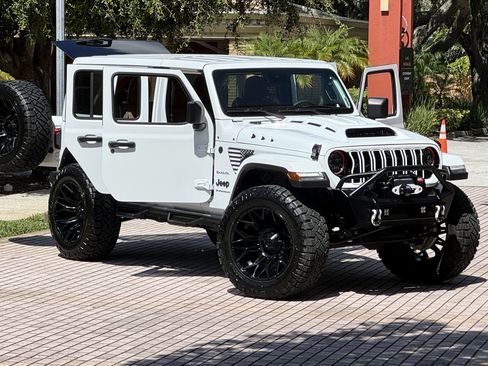 Used 2024 Jeep Wrangler Unlimited Sahara w/ Technology Group AWD/4WD image 4
