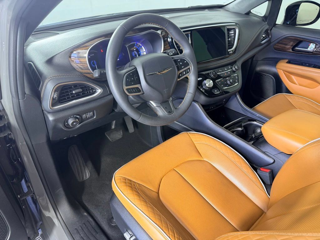 Used 2023 Chrysler Pacifica Pinnacle FWD image 32