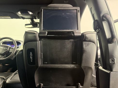 Used 2023 Chrysler Pacifica Limited w/ Uconnect Theater Family Group AWD/4WD image 14