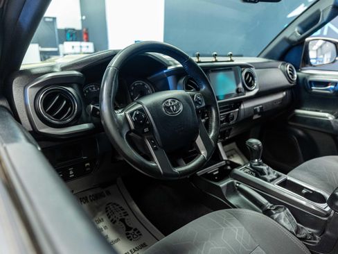 Used 2016 Toyota Tacoma TRD Sport w/ Premium & Technology Package AWD/4WD image 9