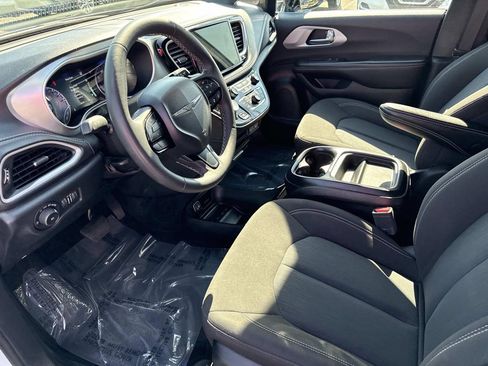 Used 2024 Chrysler Pacifica Touring image 23