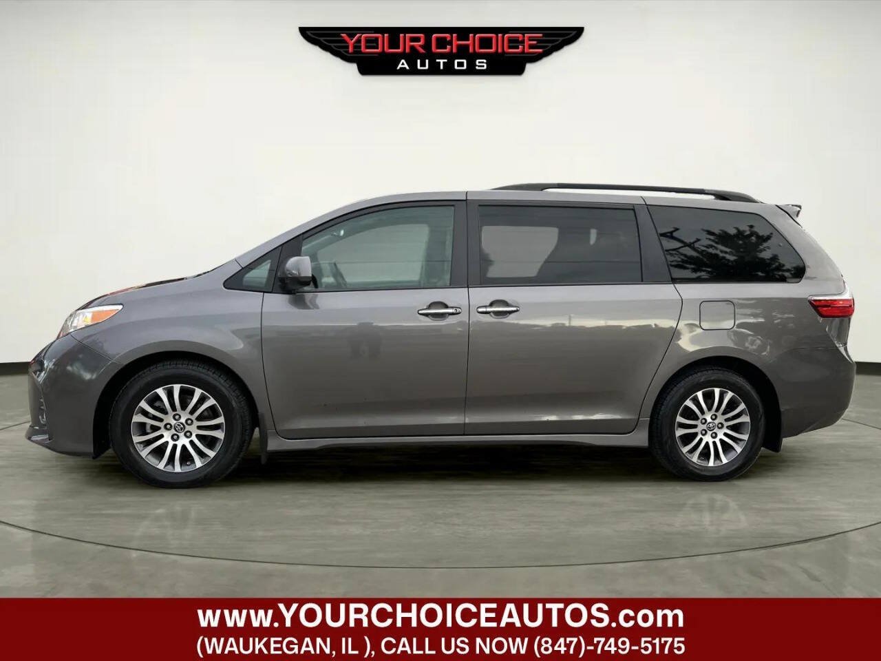 Used 2018 Toyota Sienna XLE w/ XLE Navigation Package FWD image 2