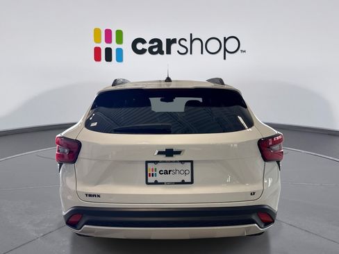 Used 2025 Chevrolet Trax LT w/ LPO, Blackout Package FWD image 4