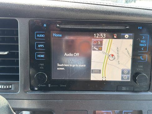 Used 2017 Toyota Sienna XLE w/ XLE Navigation Package FWD image 18