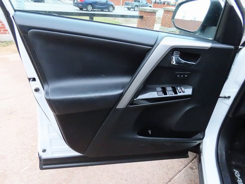 Used 2016 Toyota RAV4 Limited image 23