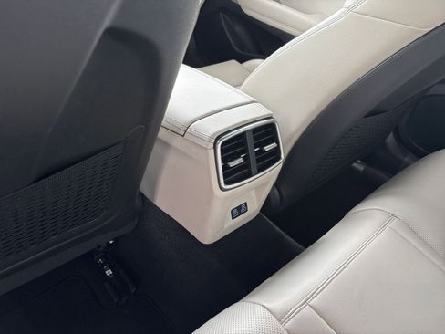 Used 2025 Genesis G70 2.5T image 25