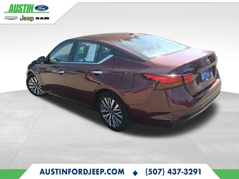Used 2024 Nissan Altima 2.5 SV image 4