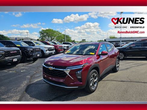 Used 2025 Chevrolet Trax LT w/ LT Convenience Package FWD image 9