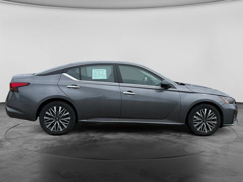 Used 2025 Nissan Altima 2.5 SV FWD image 10