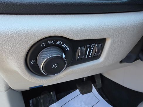Used 2024 Chrysler Pacifica Touring-L FWD image 36