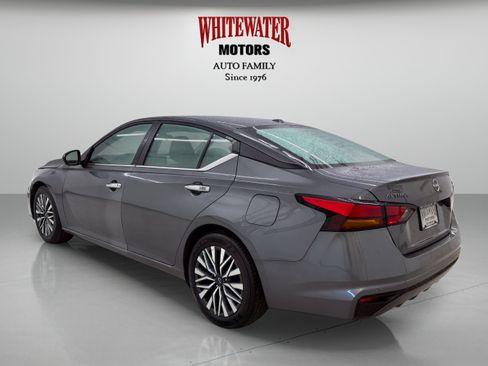 Used 2024 Nissan Altima 2.5 SV FWD image 2