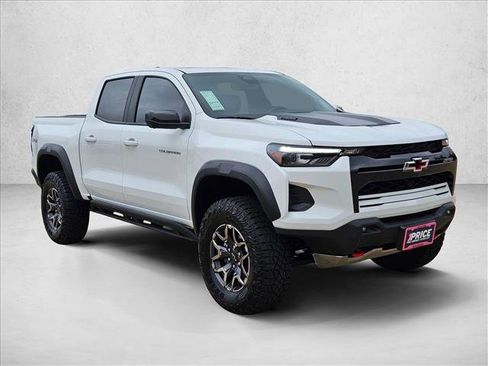 Used 2025 Chevrolet Colorado ZR2 w/ Technology Package AWD/4WD image 3
