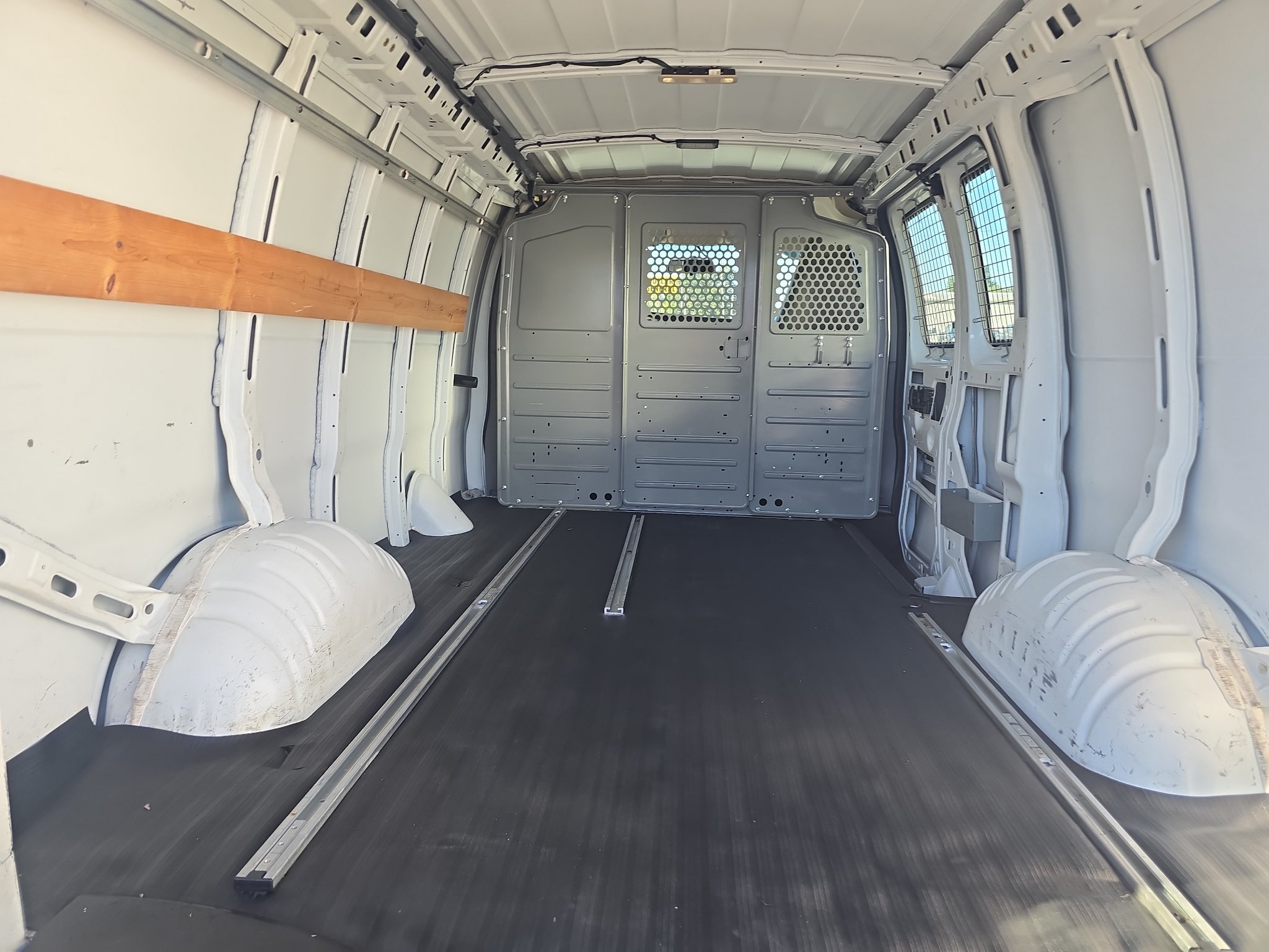 Used 2017 Chevrolet Express 2500 RWD image 11