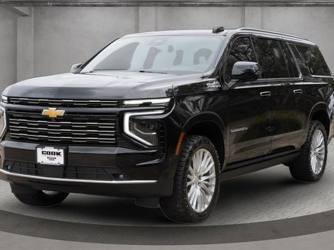 Used 2025 Chevrolet Suburban High Country image 1