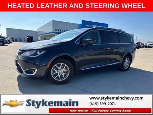 Used 2020 Chrysler Pacifica Touring-L FWD image 1