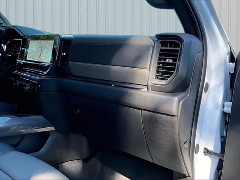 Used 2025 Chevrolet Silverado 2500 ZR2 w/ Technology Package image 13