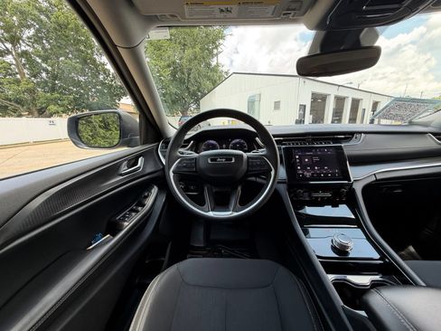 Used 2023 Jeep Grand Cherokee L Laredo RWD image 2