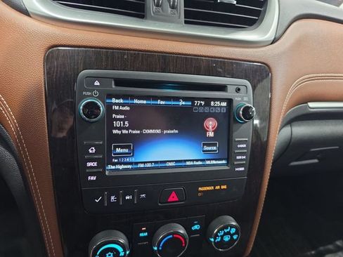 Used 2017 Chevrolet Traverse LT w/ Style and Technology Package FWD image 7