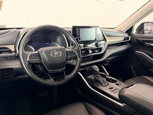 Used 2021 Toyota Highlander XLE image 14