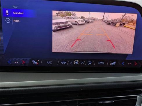 Used 2025 Chevrolet Traverse LT image 11