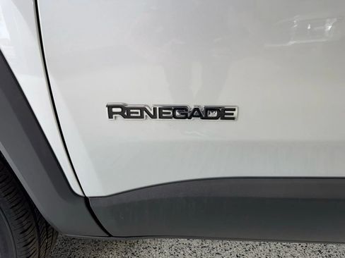 Used 2017 Jeep Renegade Latitude w/ Popular Equipment Group image 18