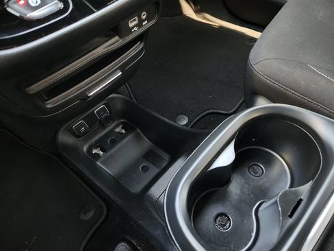 Used 2020 Chrysler Pacifica Touring w/ S Appearance Package FWD image 20