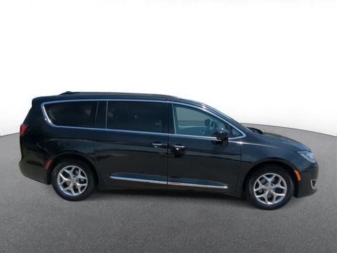 Used 2017 Chrysler Pacifica Touring-L w/ Tire & Wheel Group FWD image 9