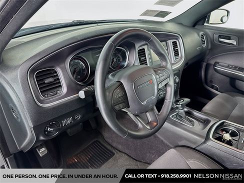 Used 2017 Dodge Charger SE w/ Popular Equipment Group image 9