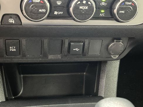Used 2022 Toyota Tacoma SR AWD/4WD image 18