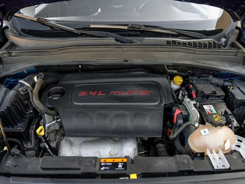 Used 2017 Jeep Renegade Latitude w/ Cold Weather Group image 48