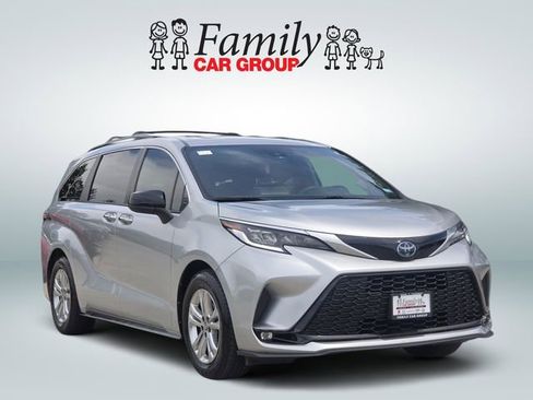 Used 2022 Toyota Sienna XSE w/ XSE Plus Package AWD/4WD image 2